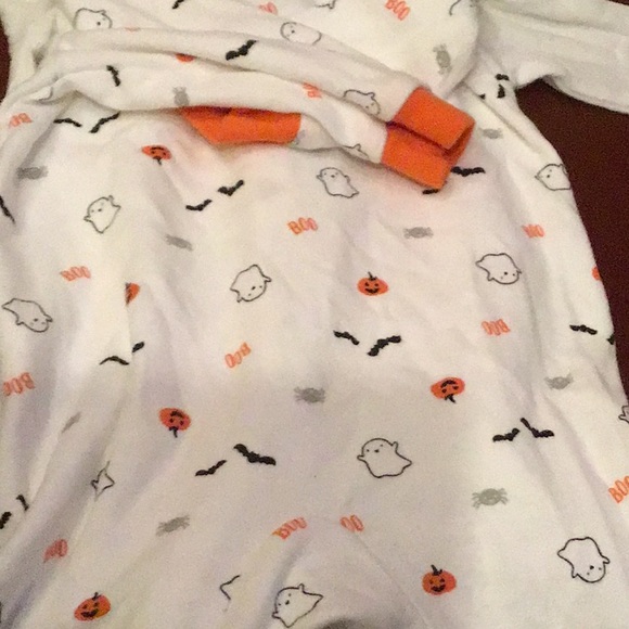 A Halloween outfit - Picture 3 of 4